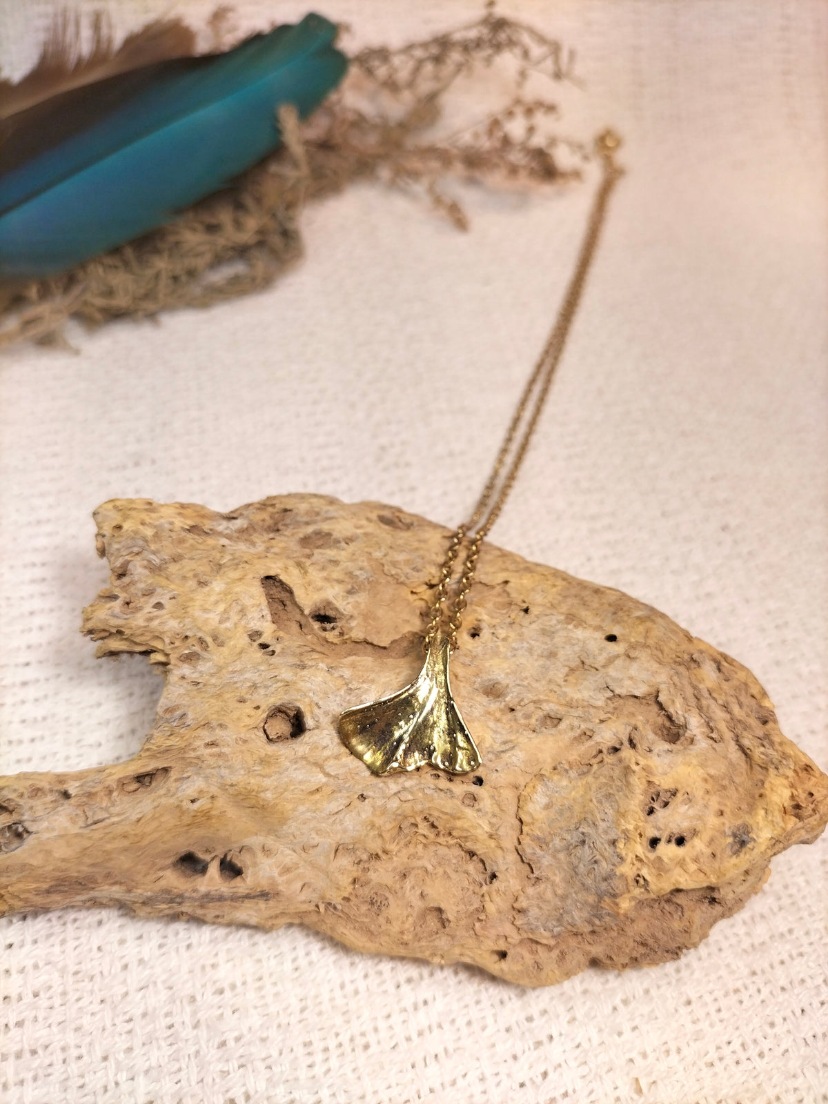 D. Collar de Ginkgo biloba de plata o latón