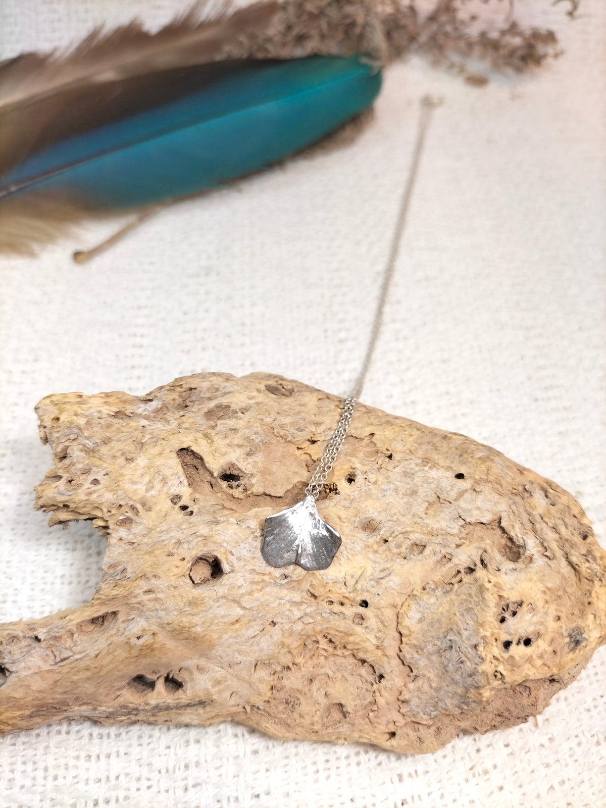 G. Collar de Ginkgo biloba pequeño de plata o latón