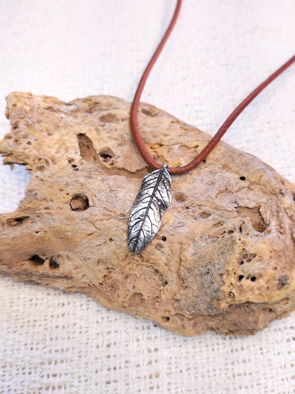 M. Collar de hoja pequeña de plata o latón