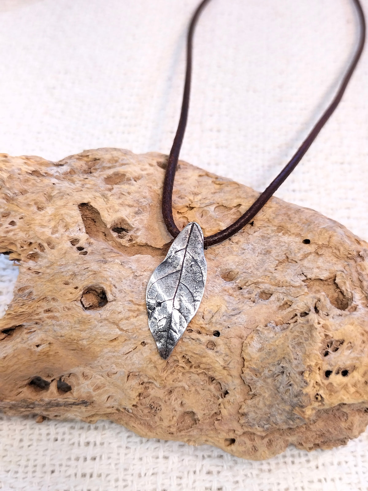L. Collar de hoja pequeña con plata o latón