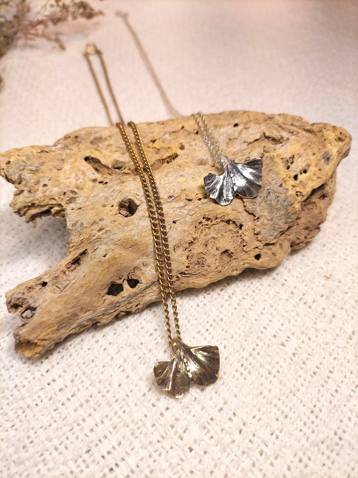 E. Collar de Ginkgo biloba de plata o latón