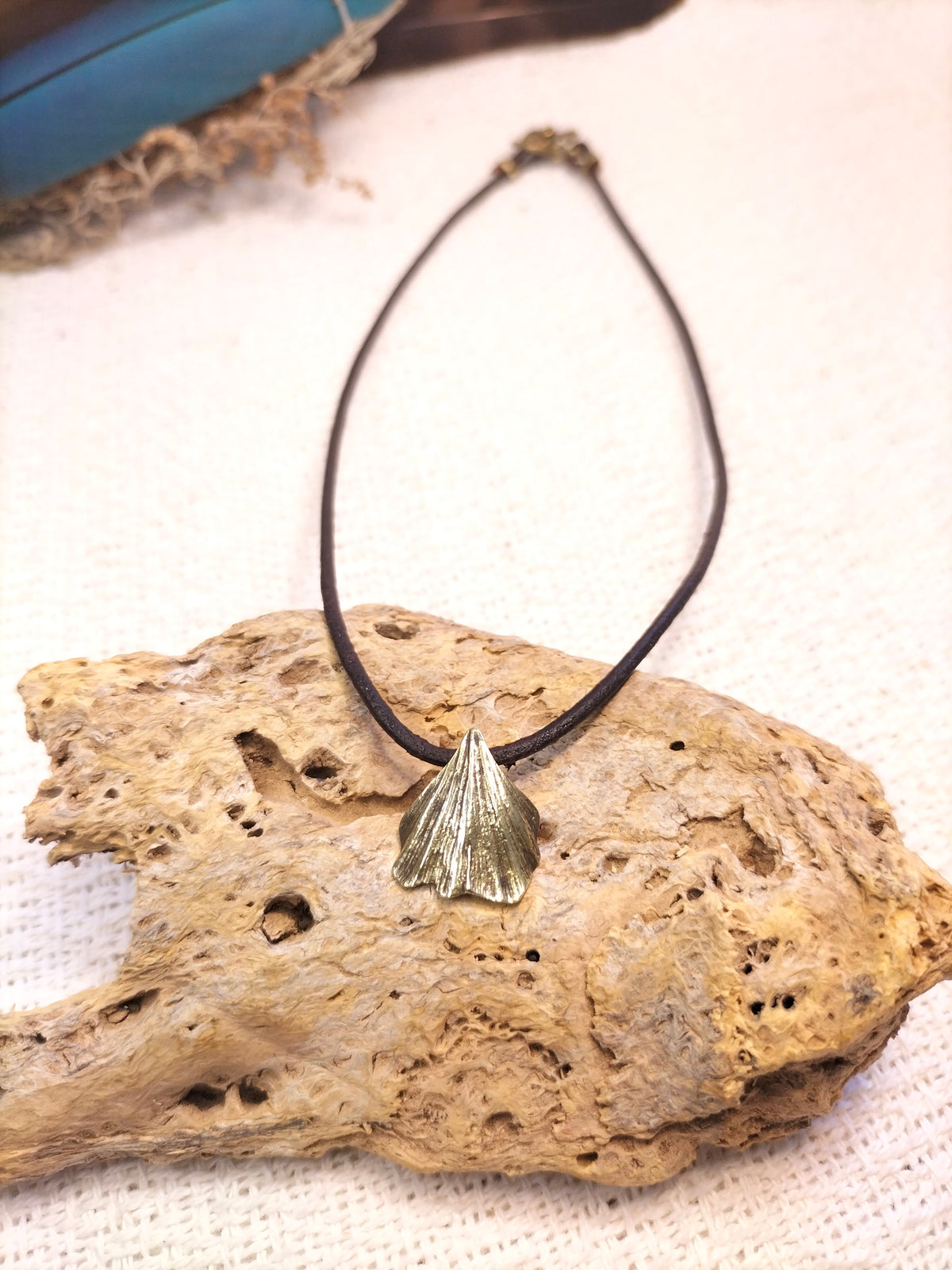 C.  Collar de Ginkgo biloba de plata o latón